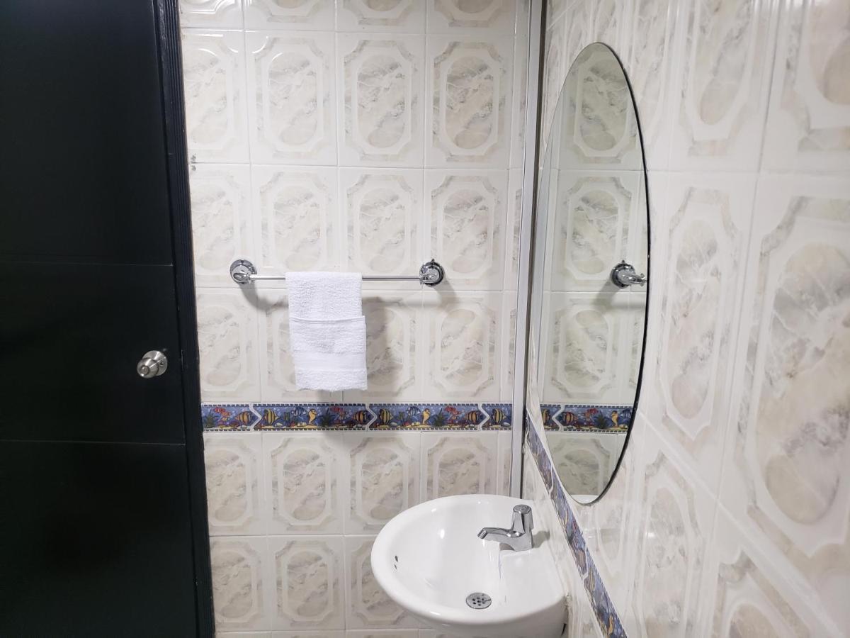 Aw Hotel American Travel Богота Екстериор снимка